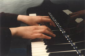 hands playing piano